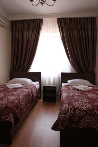 Отель Satti Zharkent Двухместный номер с 2 отдельными кроватями и ванной комнатой-1